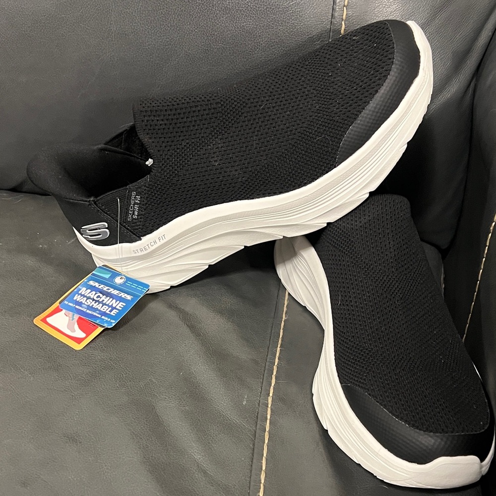 Skechers Men's Black and White swift fit Slip-On Sneakers